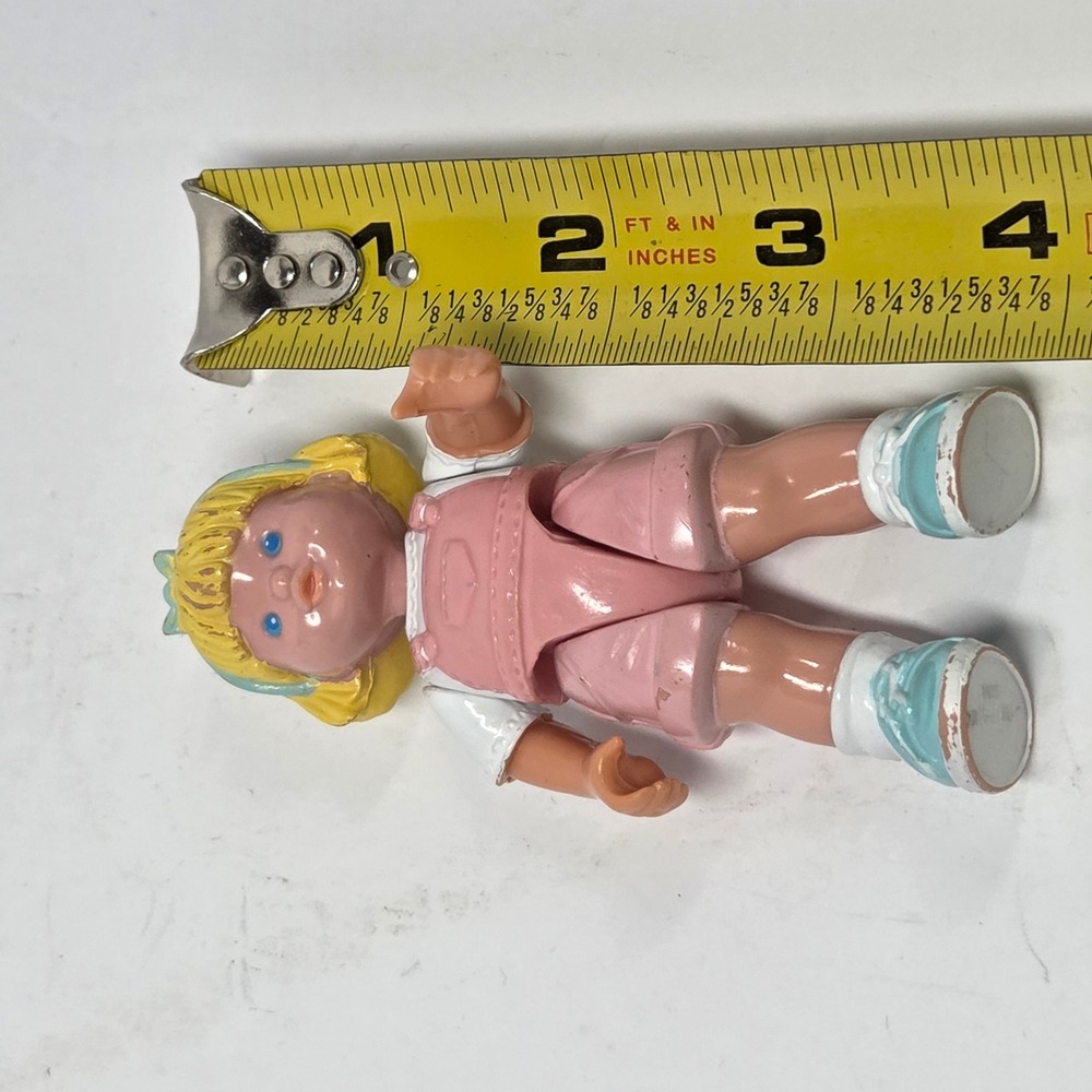 Vintage 1993 Fisher-Price Loving Family Dollhouse Girl Figure Pink Overalls 90s - Picture 5 of 8